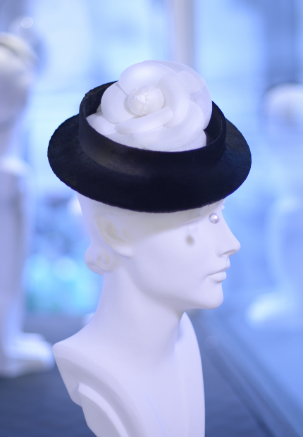 Stephen Jones Millinery Autumn Winter 2017 Coco Chanel boater in panne velvet with silk camellia and pearl hat pin 06 Coco Chanel