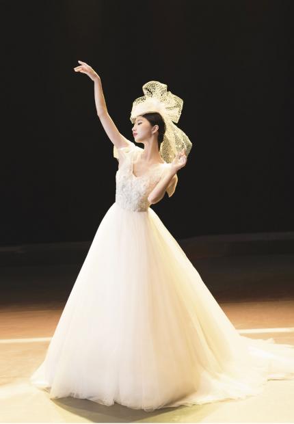 Stephen Jones Bridal veil top hat