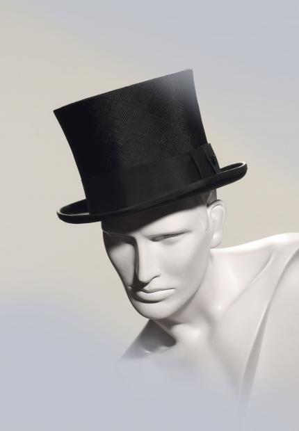 Stephen Jones Millinery Spring Summer 2019 Parfum SJ/CDG Groom's straw hat with jet heart