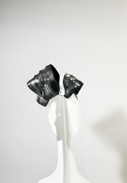 Stephen Jones Millinery Spring Summer 2020 a cellophane straw postiche 15 Pose